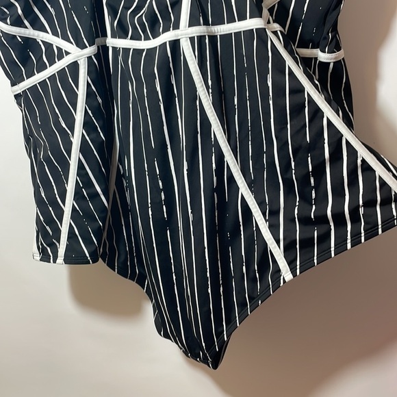 Torrid 5 DISNEY NIGHTMARE BEFORE CHRISTMAS JACK SKELLINGTON UNDERWIRE SWIMSUIT - Picture 9 of 14